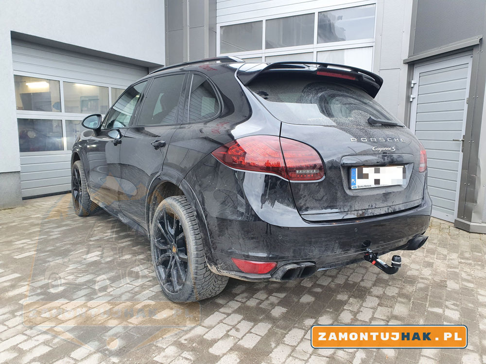 Samoch&oacute;d osobowy na zdjęciu Porsche Cayenne z hakiem holowniczym Westfalia 321736600001 po montażu haka holowniczego w naszym serwisie 